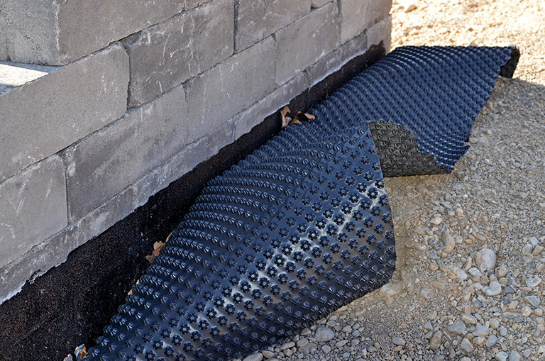 Traitement d'infiltrations d'eau via une membrane anti-humidité